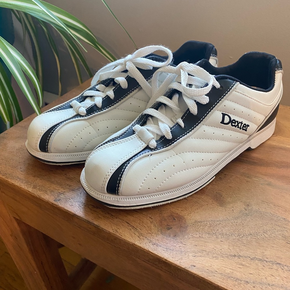 Dexter Groove black and white B4034-1 size 6.5 women’s bowling shoes.